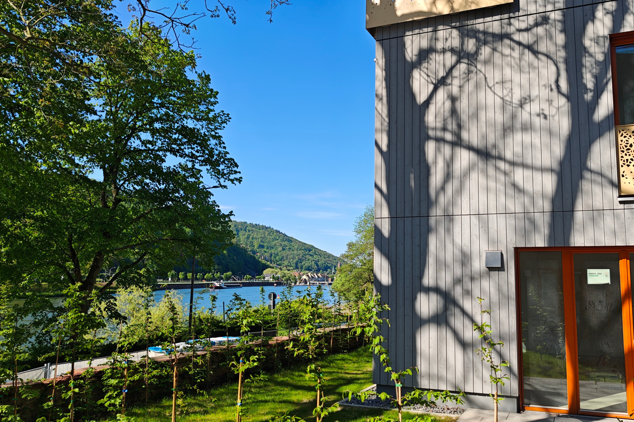 Blick auf ein Teil des Hauses rechts, links daneben Blick ins Grüne mit dem Neckar.