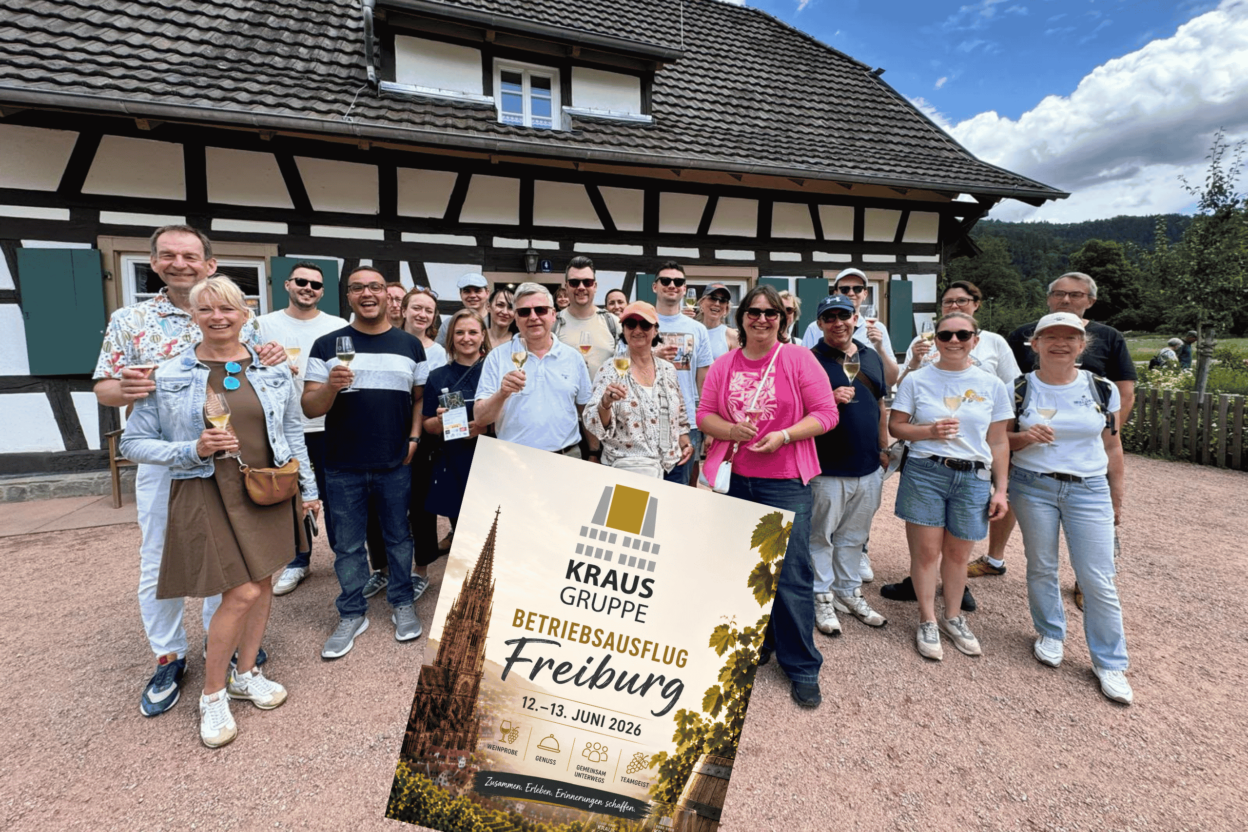 Gruppenfoto der KRAUSGRUPPE beim Betriebsausflug in Freiburg (12.–13. Juni 2026) vor einem traditionellen Fachwerkhaus.